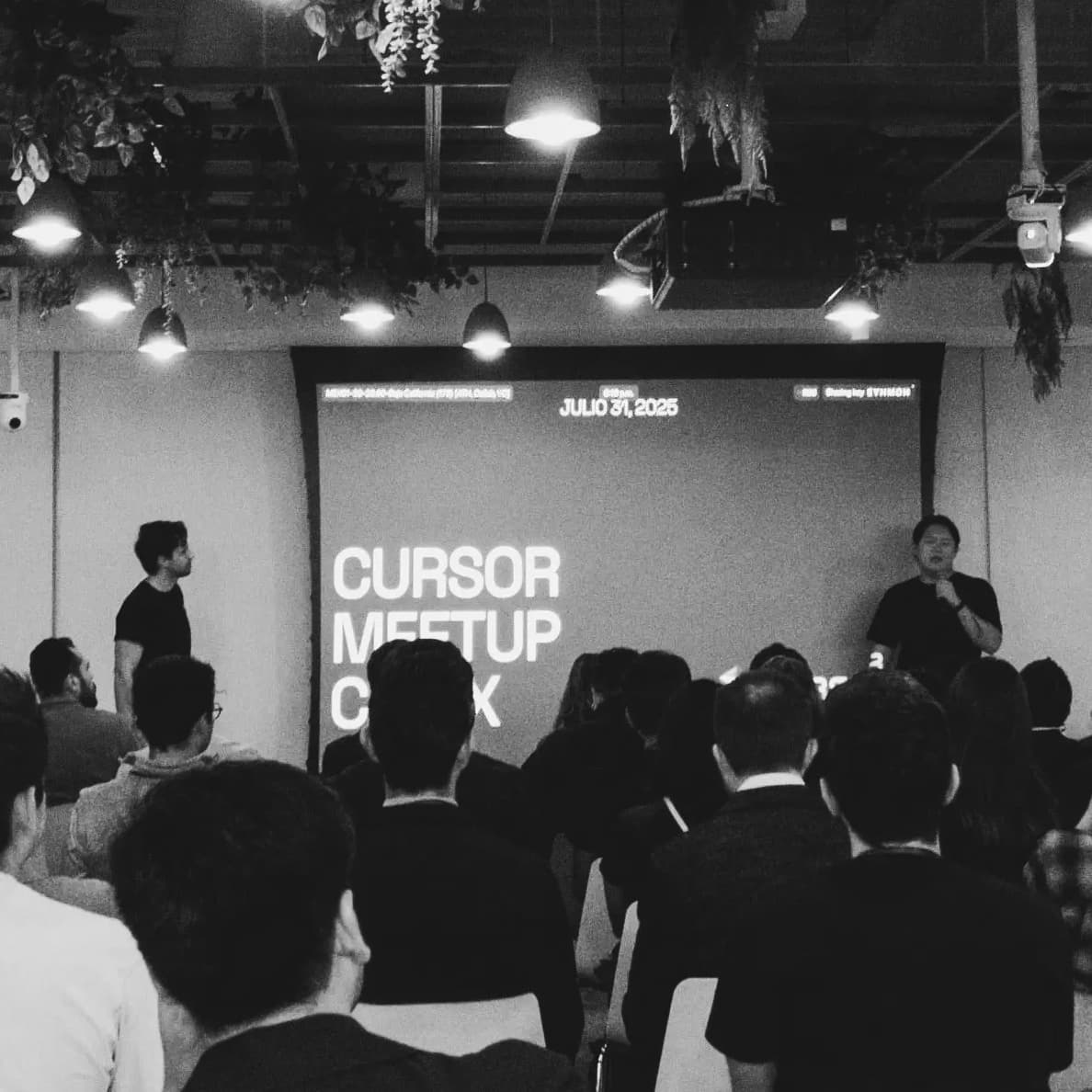 Estudiantes programando juntos